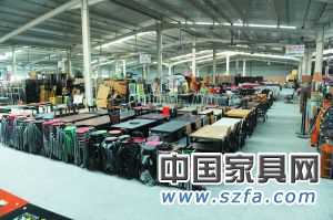 目前的二手家具市場內仍以板式家具交易為主，幾乎看不見紅木家具的影子。