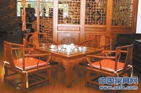 屏風、瓷器、奇石等配以紅木家具更顯濃郁中國風