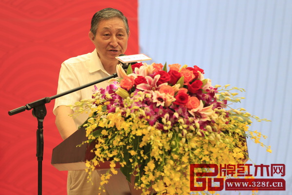 全聯藝術紅木家具專業委員會專家顧問、原故宮博物院文?？萍疾恐魅尾莒o樓在區氏臻品明清家具藝術館開業典禮上致辭